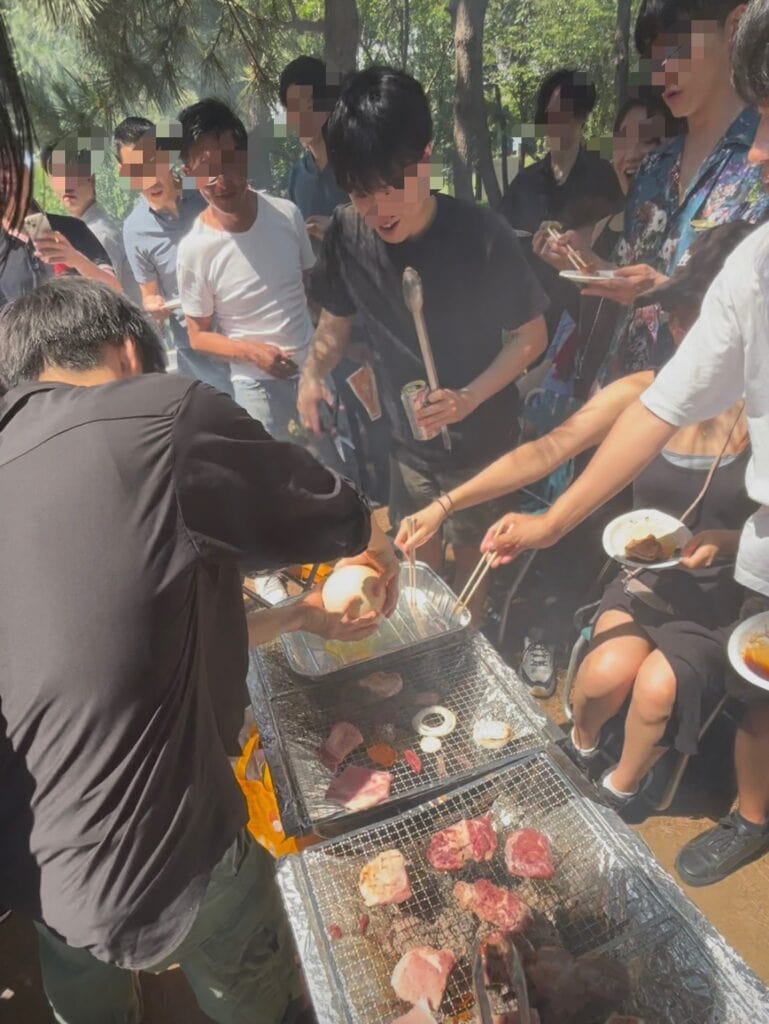 バーベキューでダチョウの卵焼き